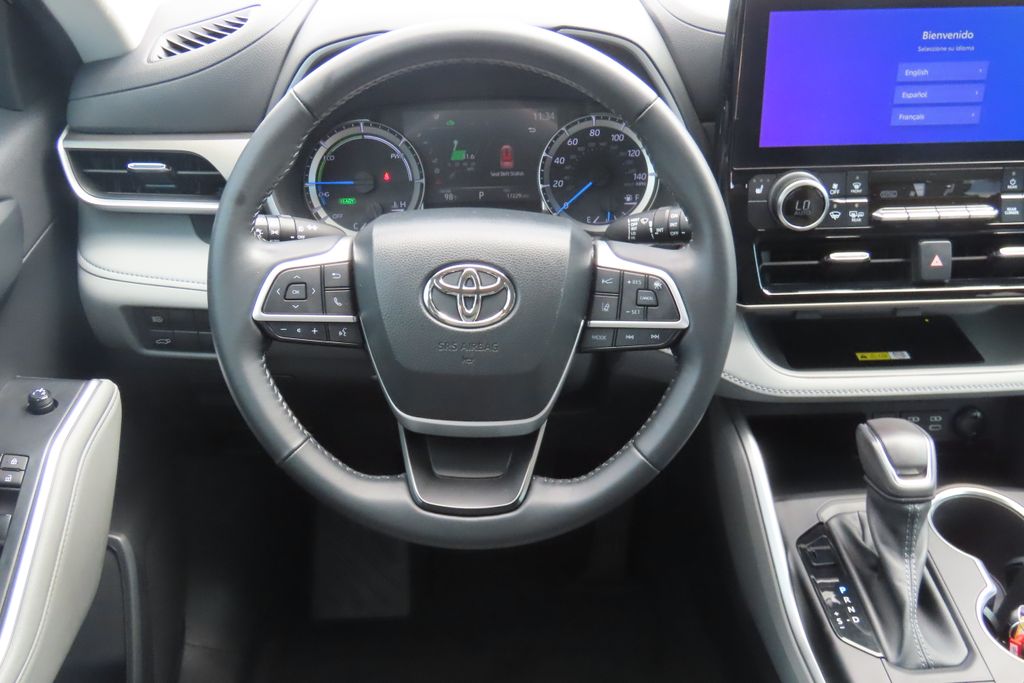 Thumbnail: 2023 Toyota Highlander - 10