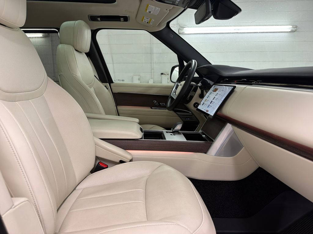 Used 2025  Land Rover SE image 28