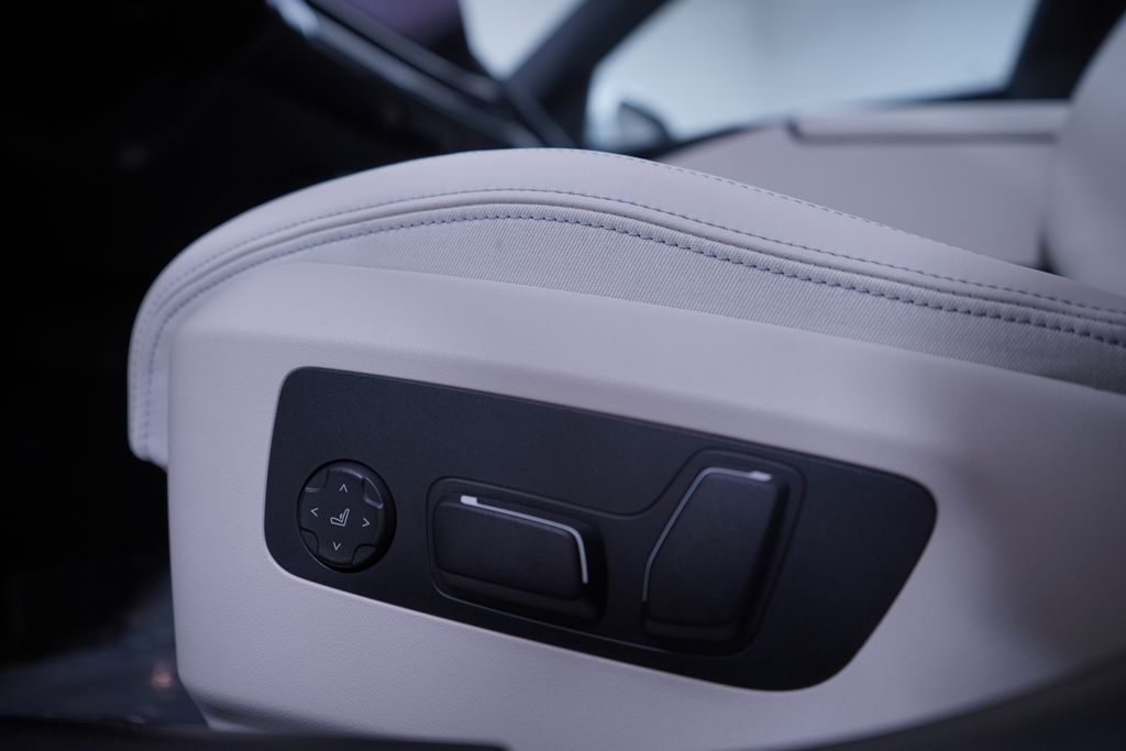 Thumbnail: 2026 BMW 5 Series - 12