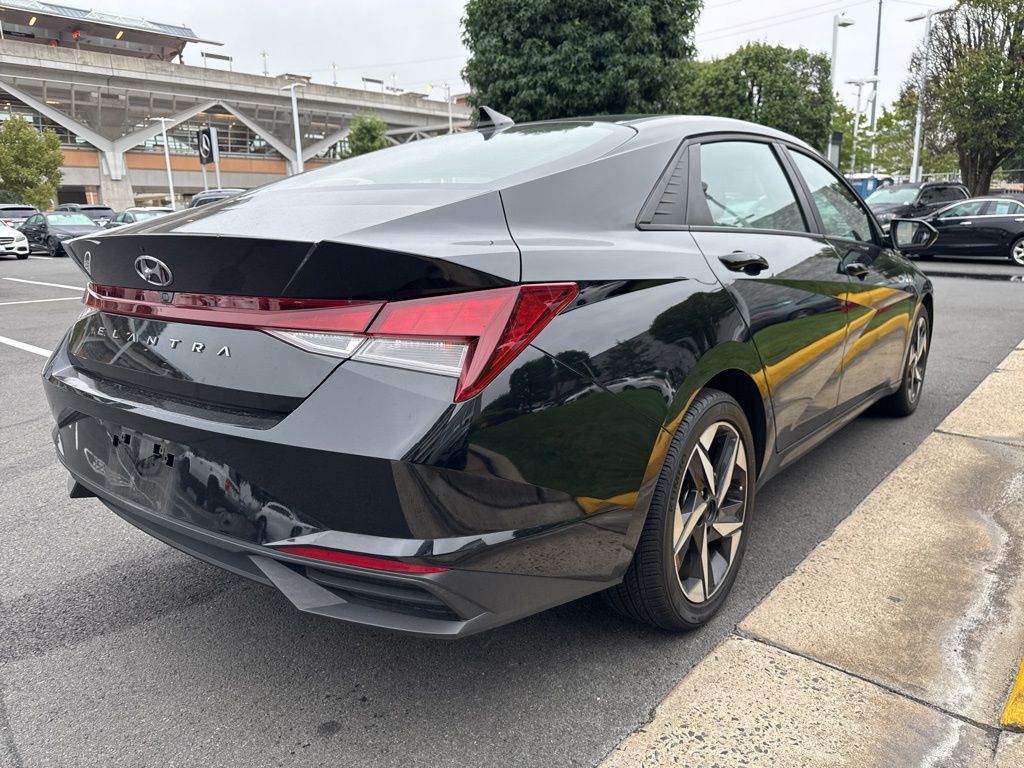 Thumbnail: 2023 Hyundai Elantra - 4