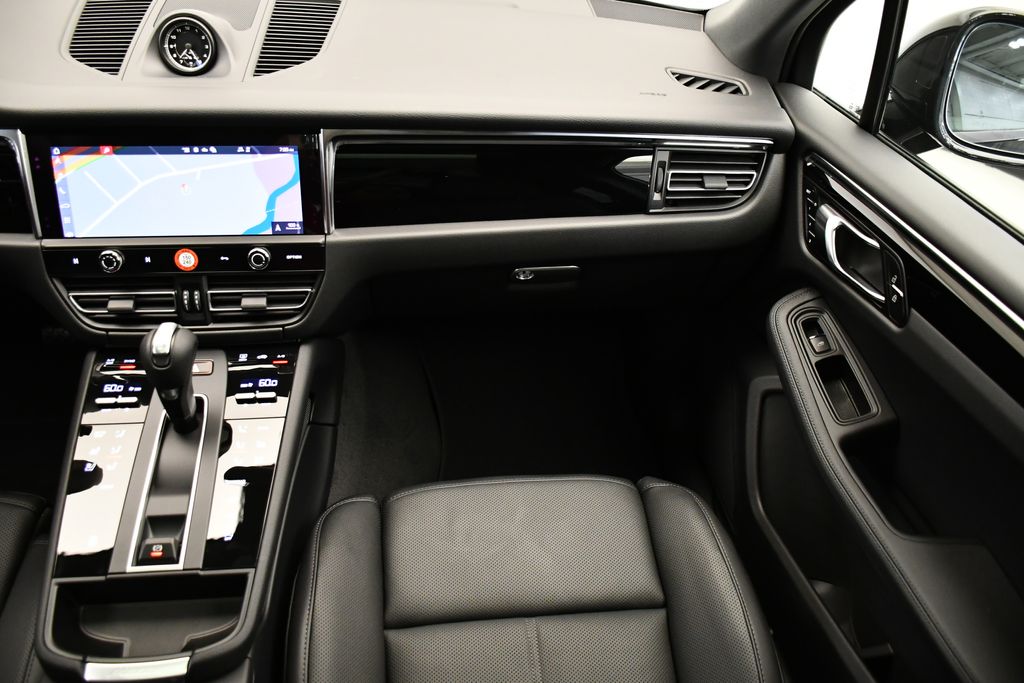 Thumbnail: 2026 Porsche Macan - 24