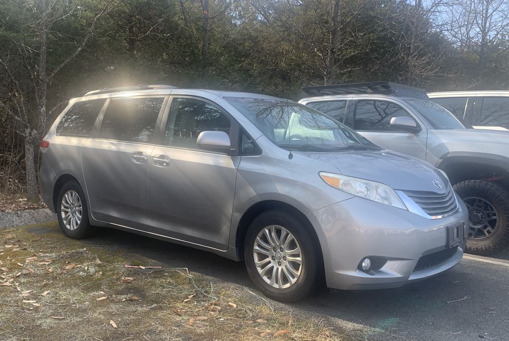 Thumbnail: 2012 Toyota Sienna - 4