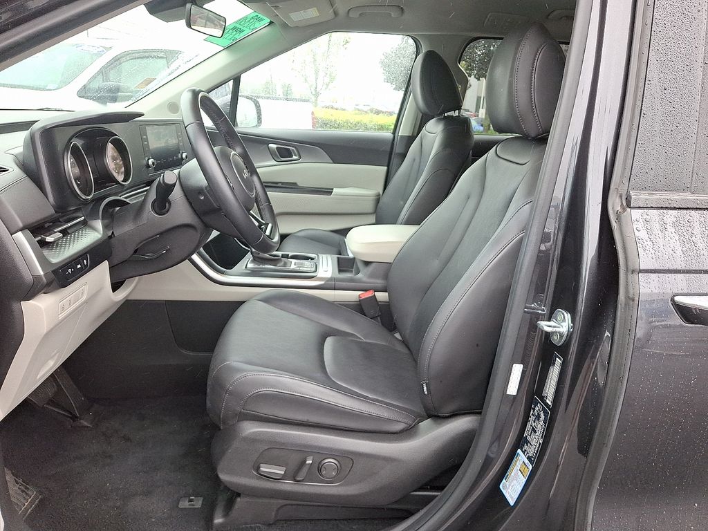 Thumbnail: 2023 Kia Carnival - 17