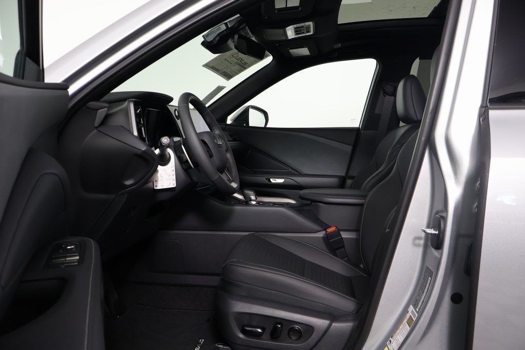 View vehicle photo 5