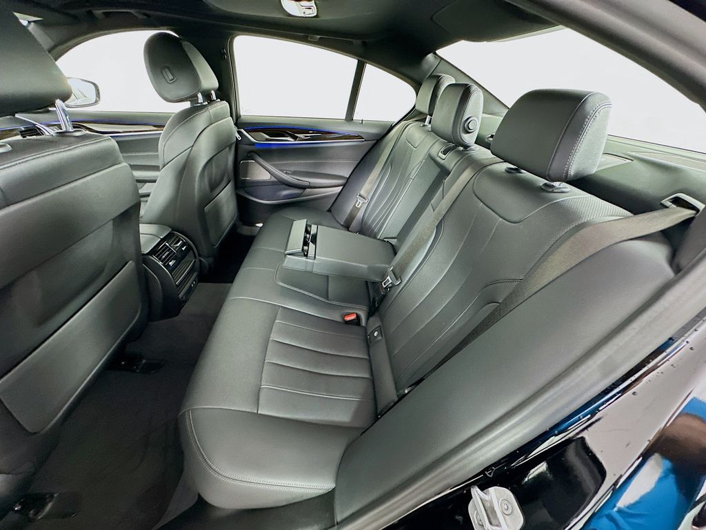 Thumbnail: 2022 BMW 5 Series - 25