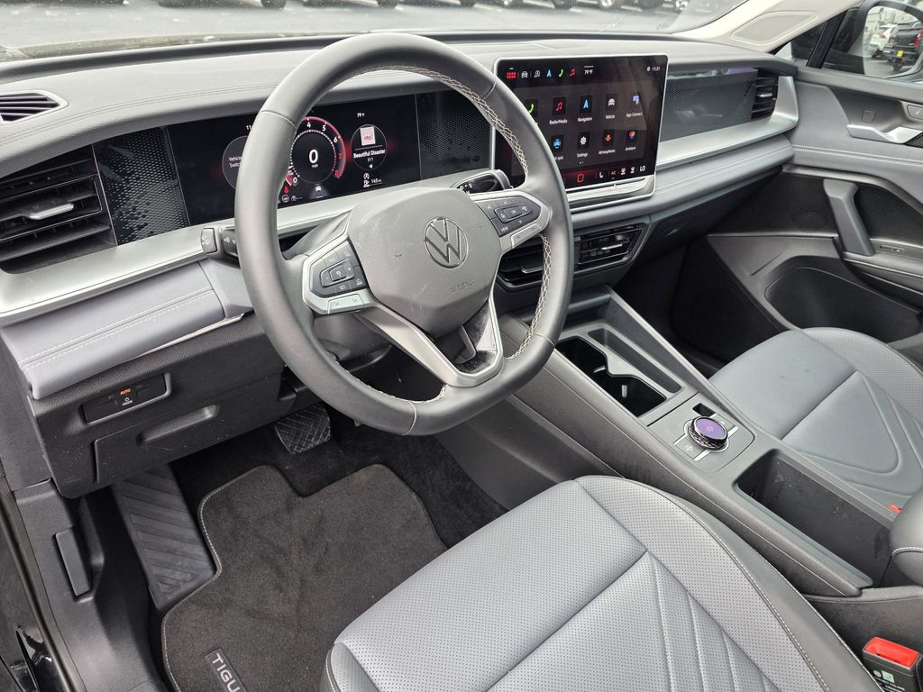 2025 Volkswagen Tiguan 2.0T SE - 9