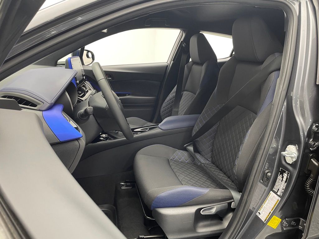 2020 Toyota C-HR XLE 13