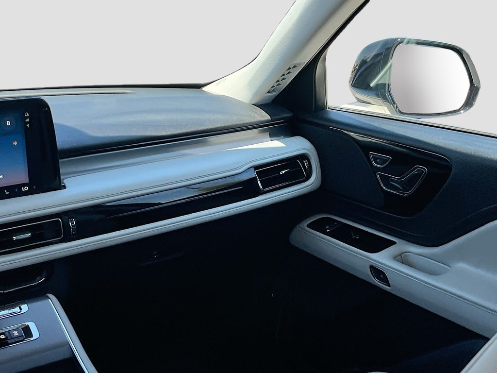 Used 2025 White Lincoln Premiere image 24