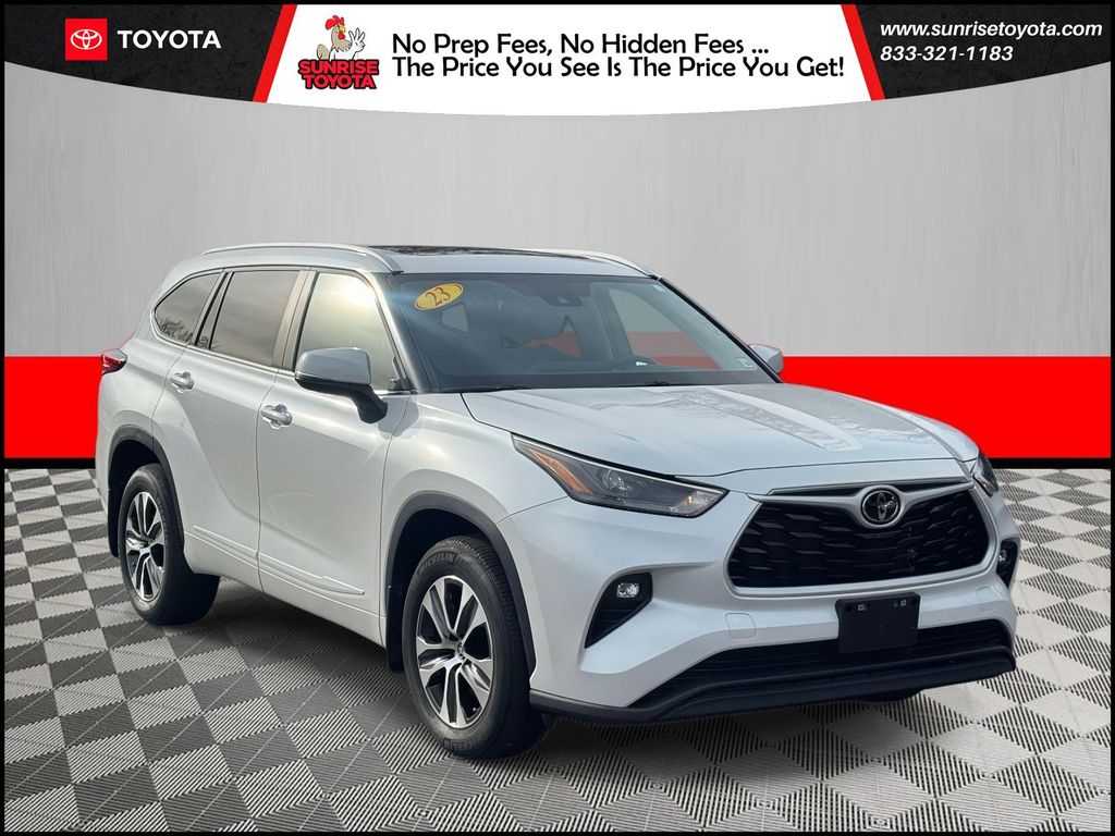 2023 Toyota Highlander XLE's photo