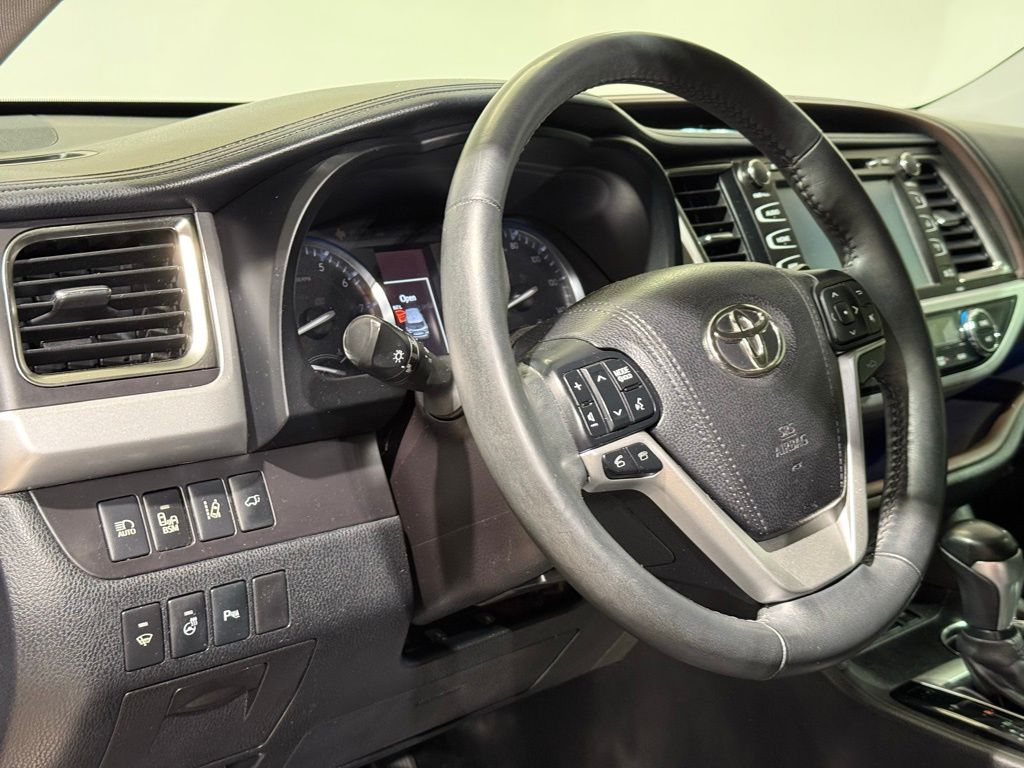 Thumbnail: 2016 Toyota Highlander - 17
