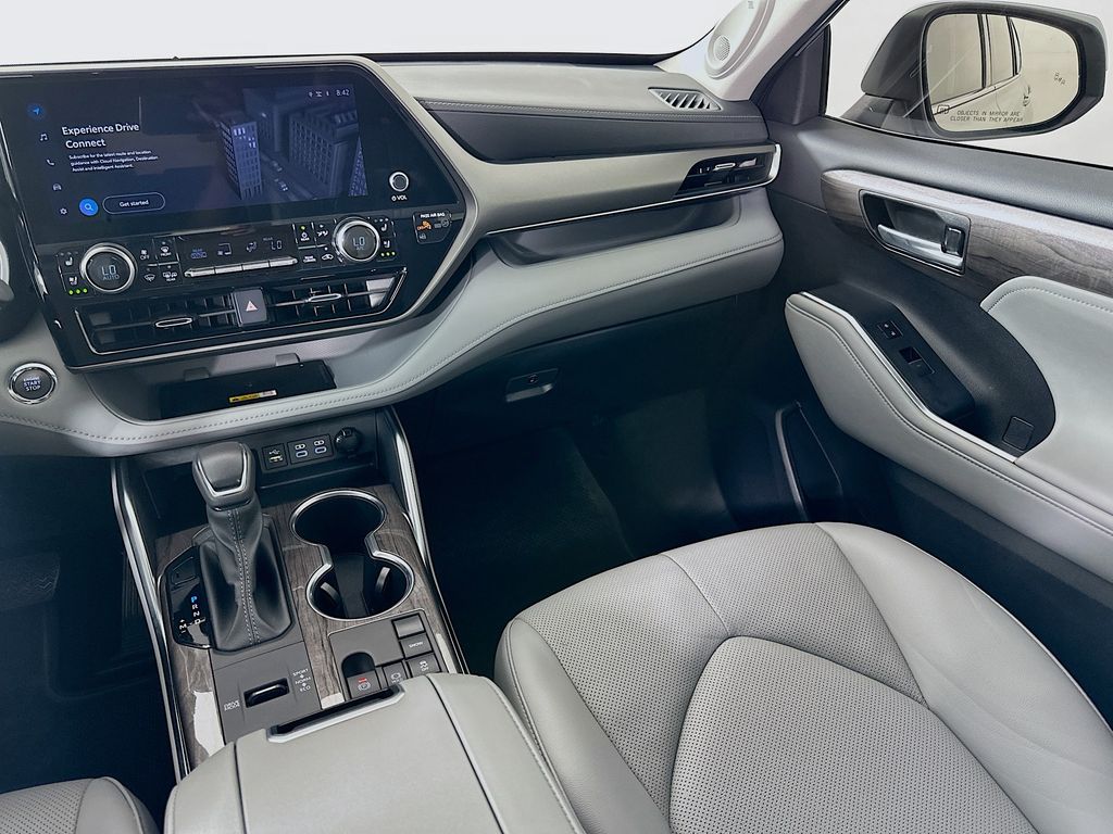 Thumbnail: 2023 Toyota Highlander - 23