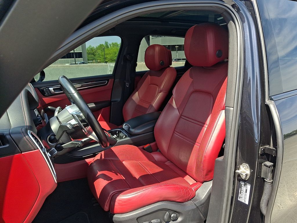 Thumbnail: 2022 Porsche Cayenne - 17