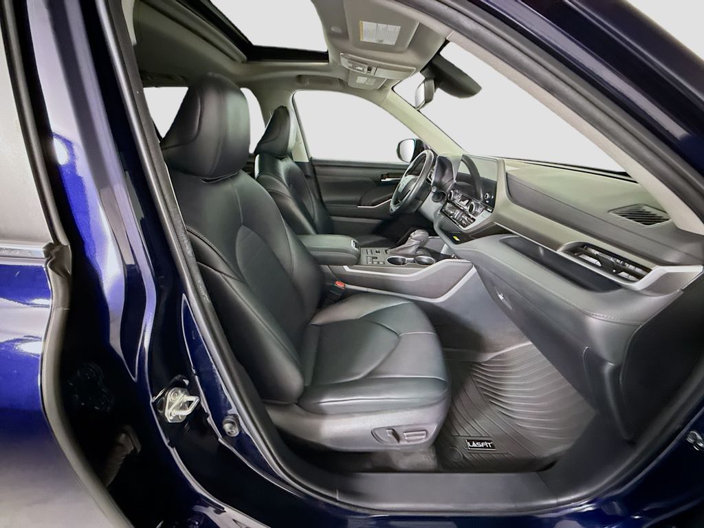 Thumbnail: 2023 Toyota Highlander - 20