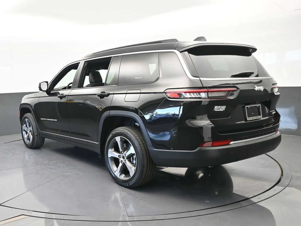 New 2026 Diamond Black Crystal Pearlcoat Jeep Limited image 4