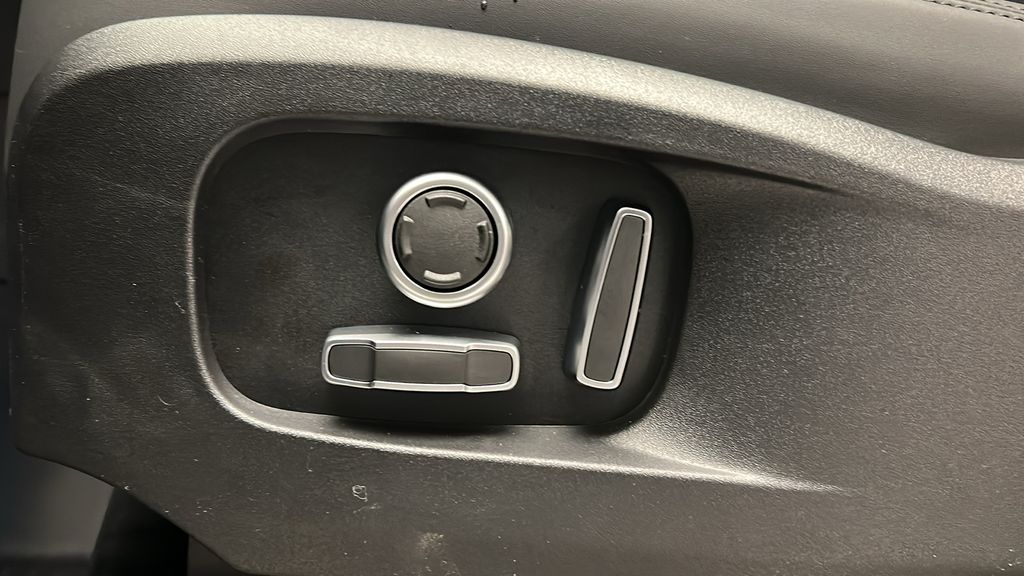 2025 Land Rover Defender 130 13