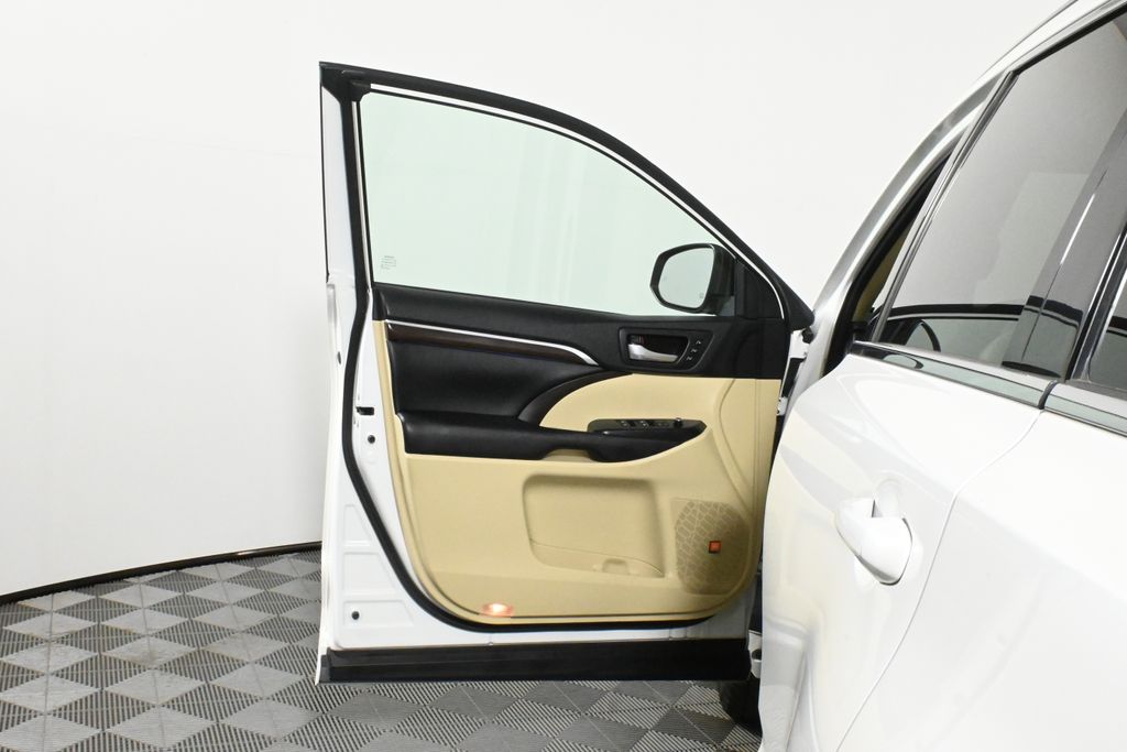 Thumbnail: 2016 Toyota Highlander - 30