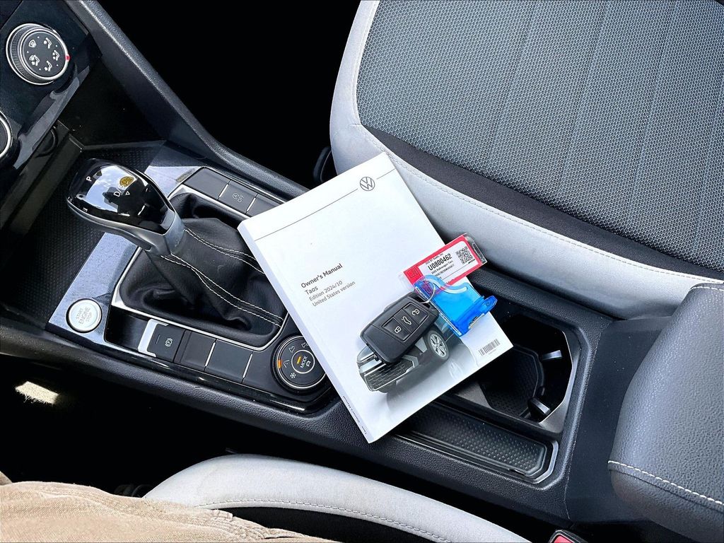 2025 Volkswagen Taos — photo 31