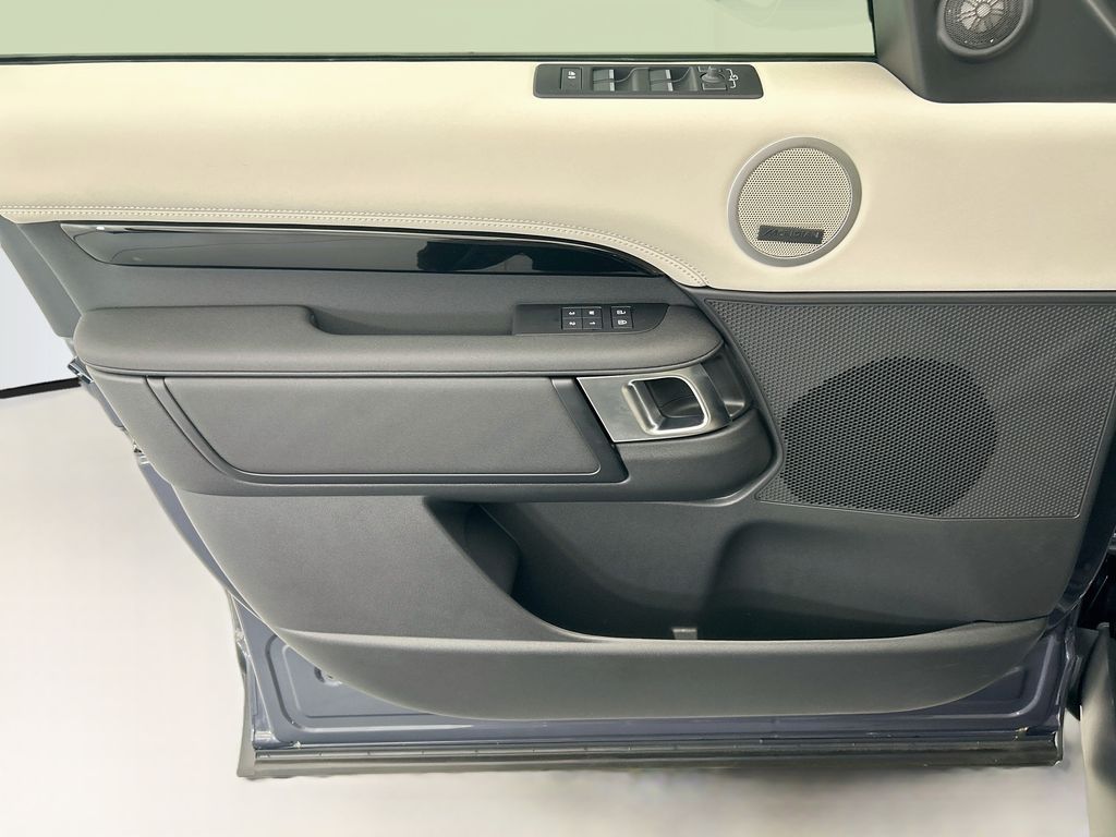 Thumbnail: 2026 Land Rover Discovery - 22