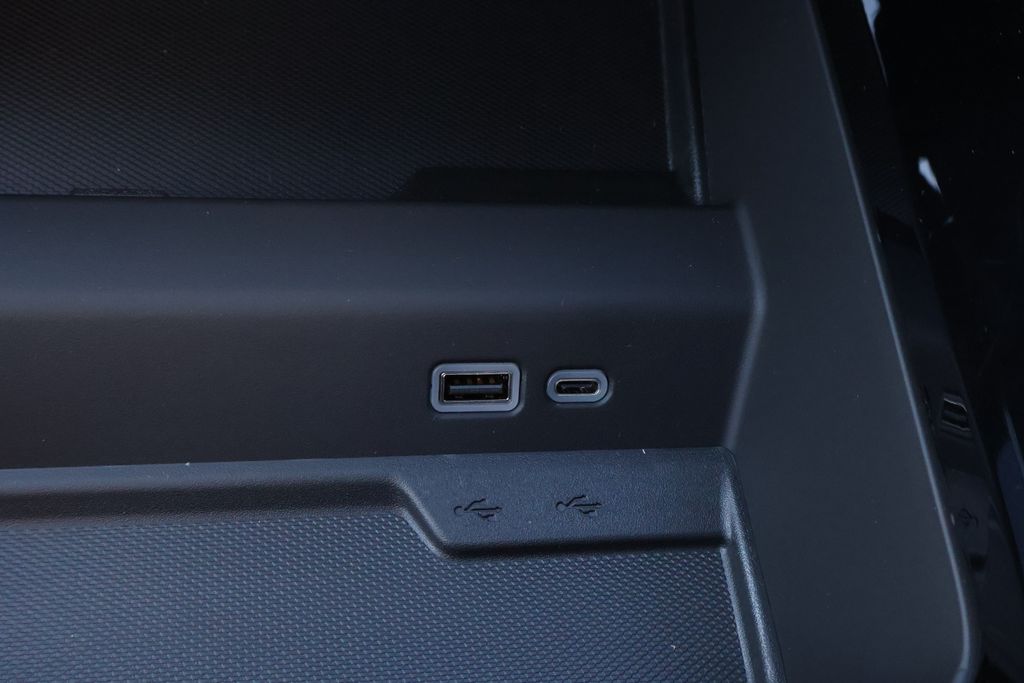 Thumbnail: 2026 Chevrolet Suburban - 32