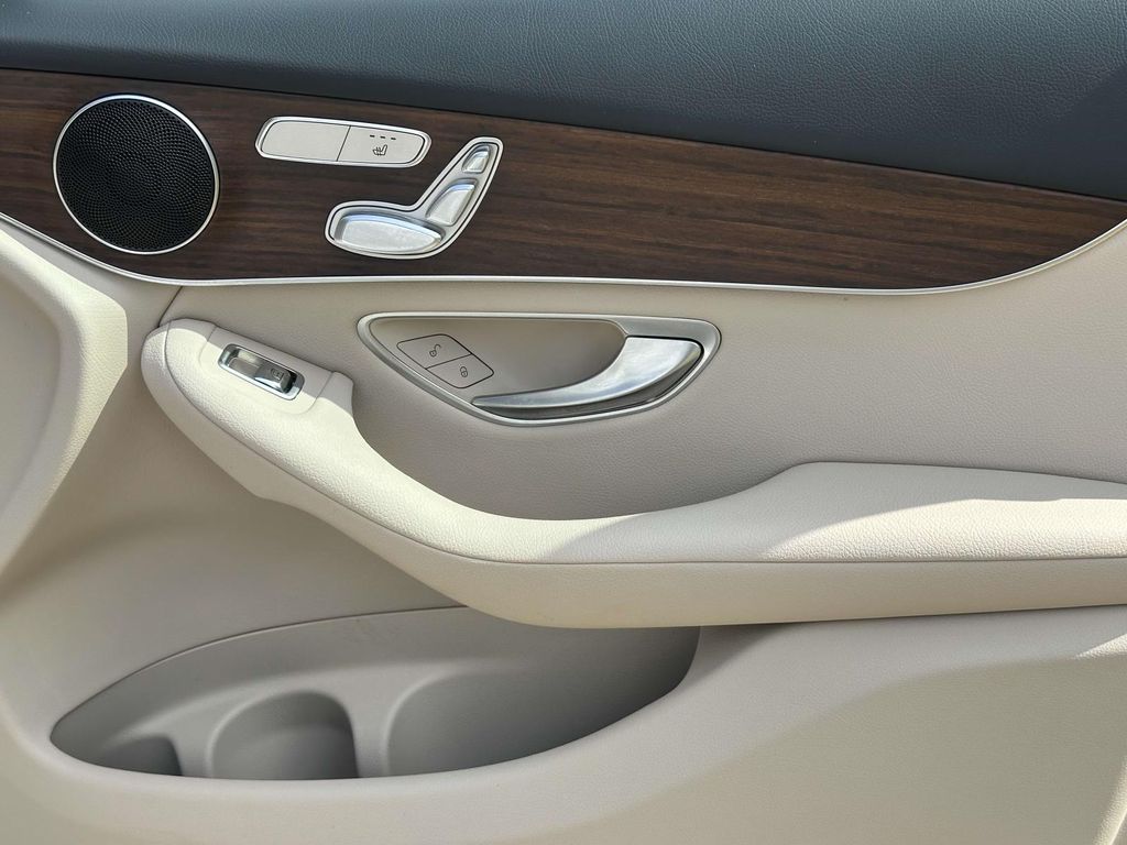 2021 Mercedes-Benz GLC 300 21