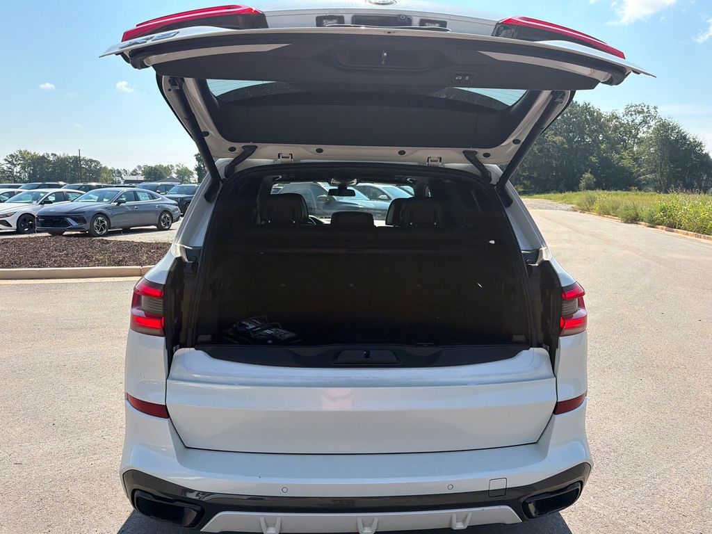 Used 2020 White BMW xDrive40i image 18