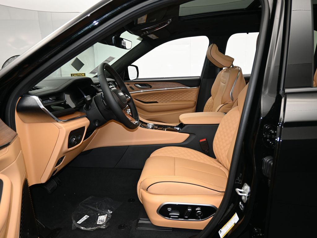 New 2025 Diamond Black Crystal Pearlcoat Jeep Summit image 12