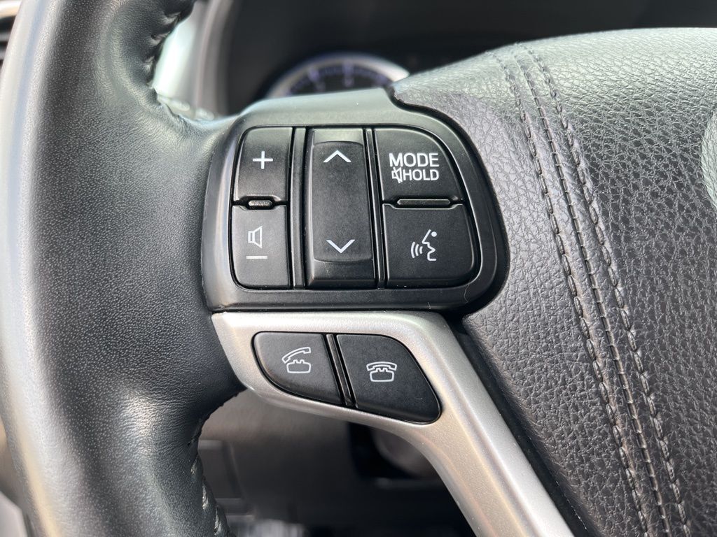 Thumbnail: 2016 Toyota Highlander - 21