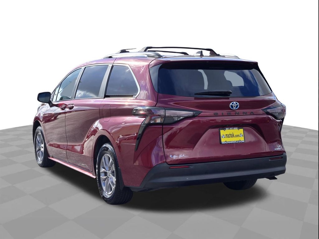 2024 Toyota Sienna LE - 5