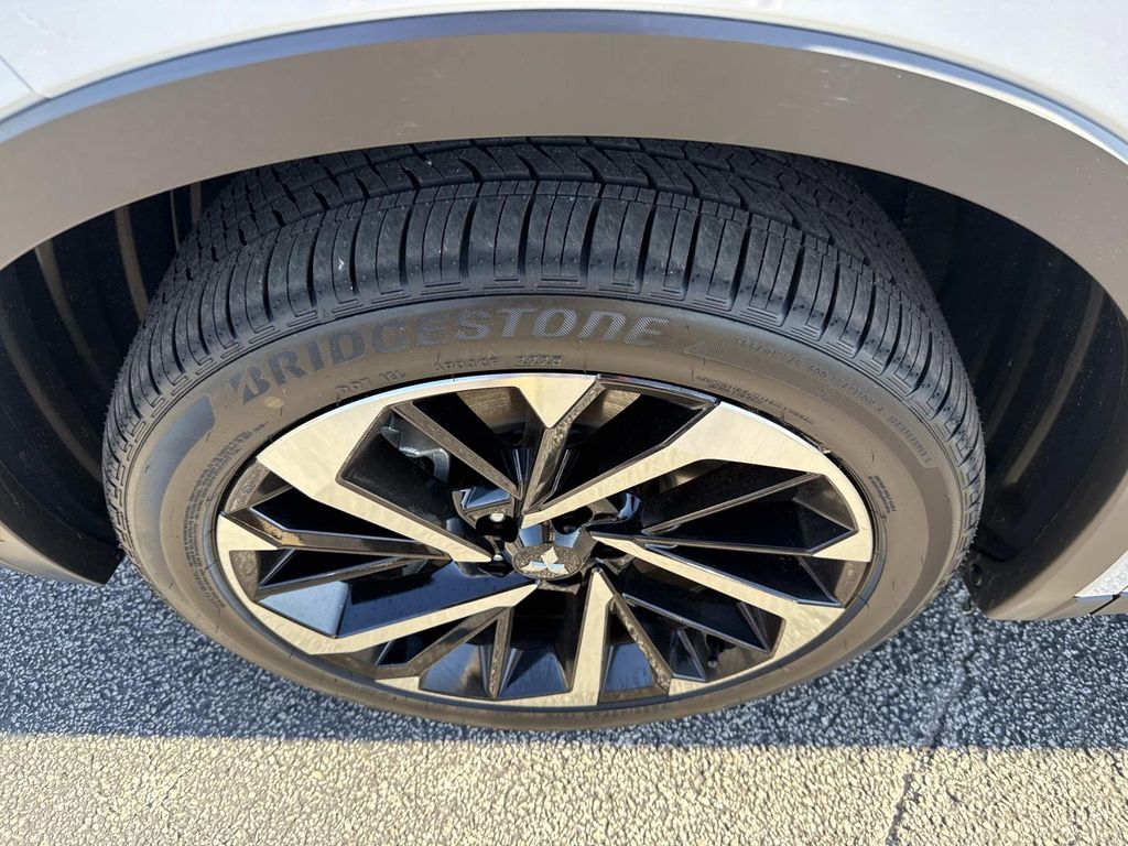 2025 Mitsubishi Outlander Plug-in Hybrid SE - Photo 10