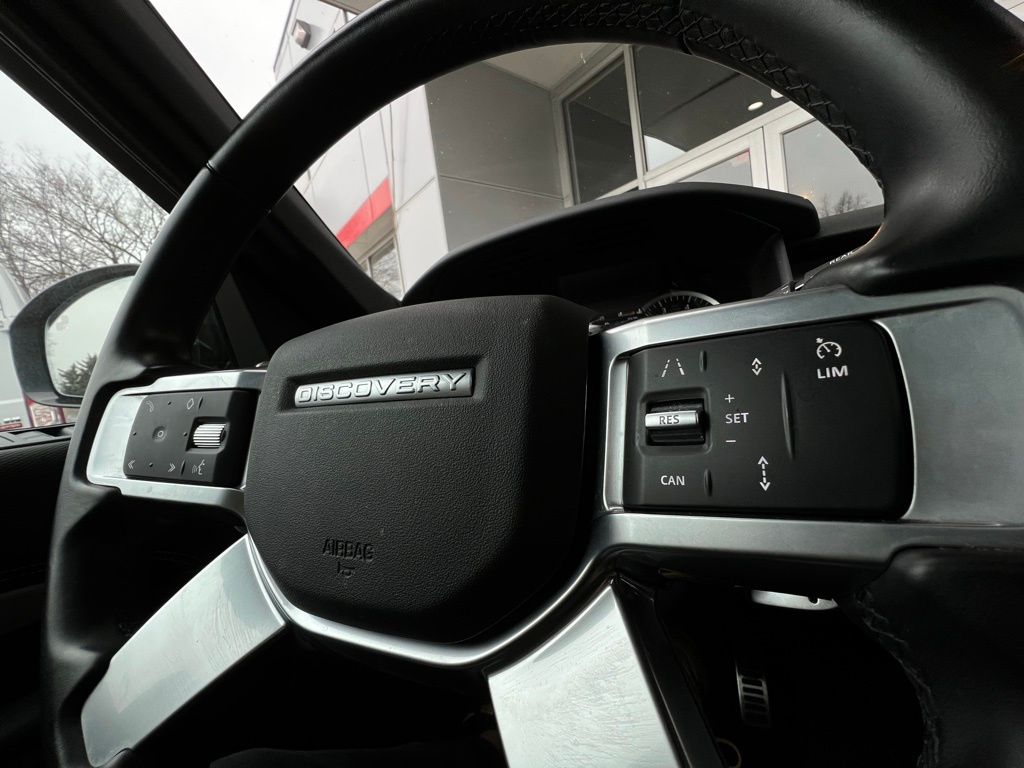 2023 Land Rover Discovery S R-Dynamic photo