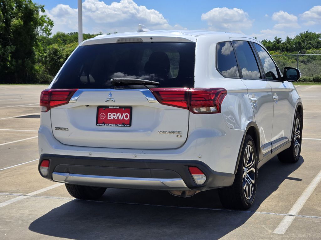 2017 Mitsubishi Outlander SE - 3