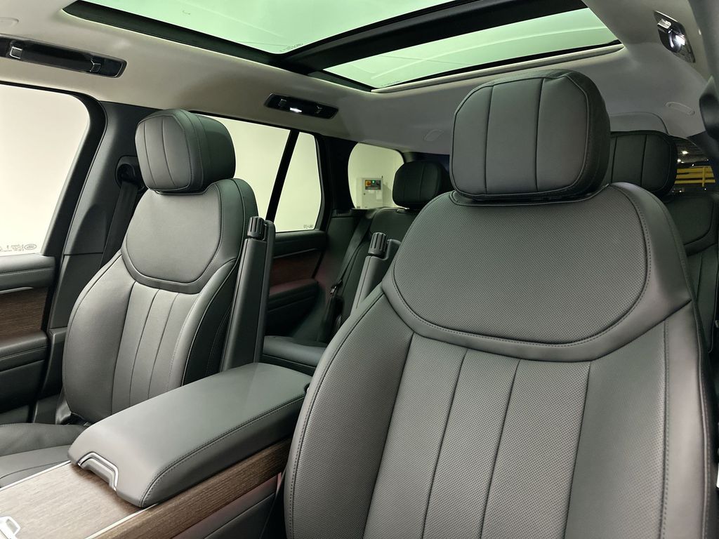 2025 Land Rover Range Rover SE 10