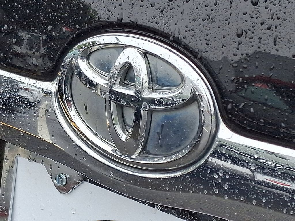 2011 Toyota Camry XLE 30