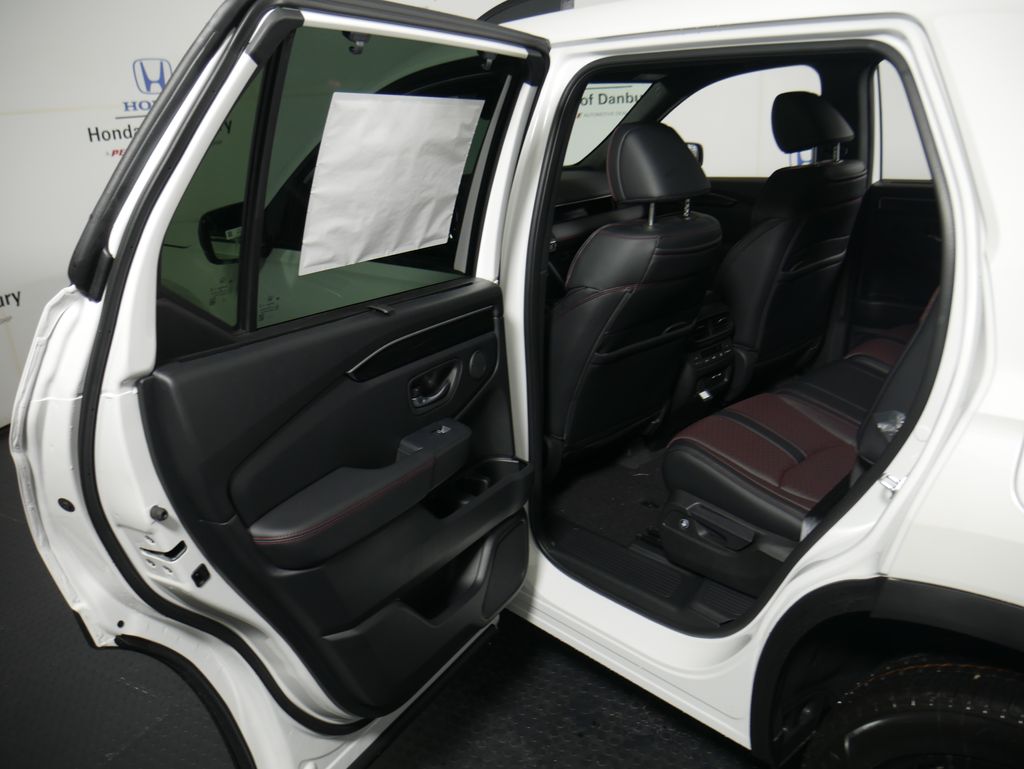 2025 Honda Pilot Black Edition 9