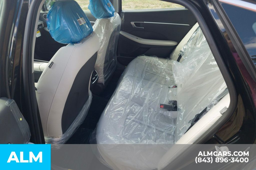 Used 2025 Black Hyundai SEL image 17