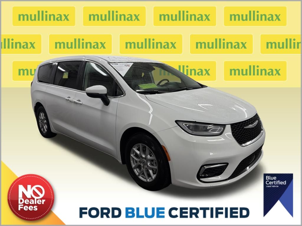 Bright White Clearcoat 2023 Chrysler Pacifica Touring L FWD Minivan Front-Wheel Drive 9-Speed Automatic