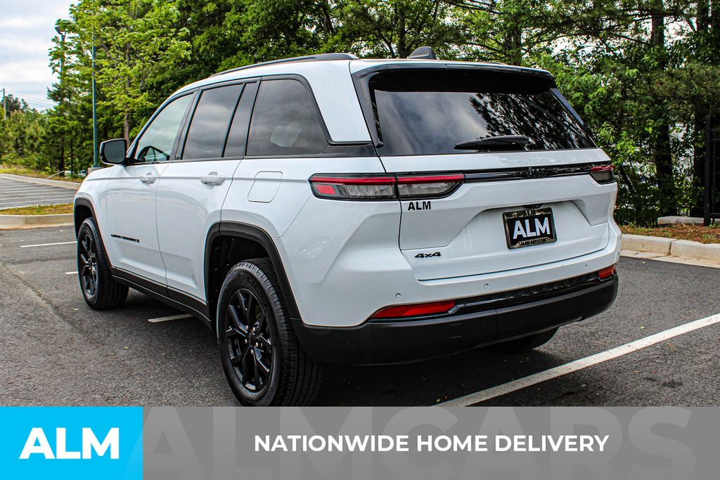 Used 2025 White/off-white Jeep Altitude image 5