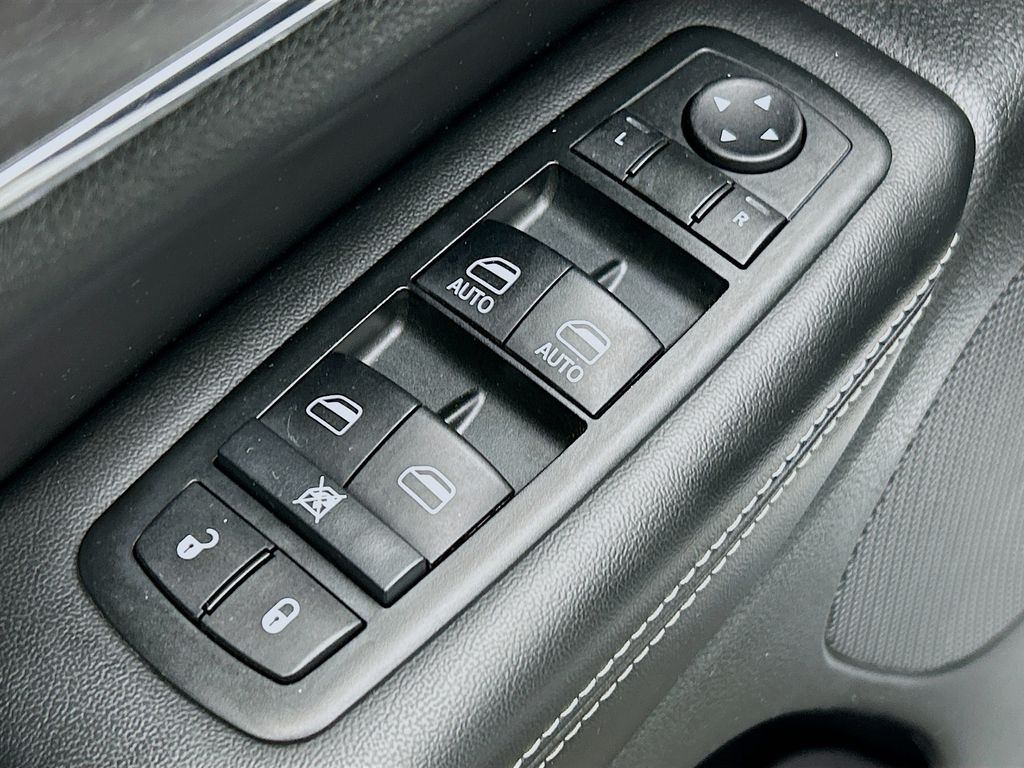 Thumbnail: 2015 Jeep Grand Cherokee - 21