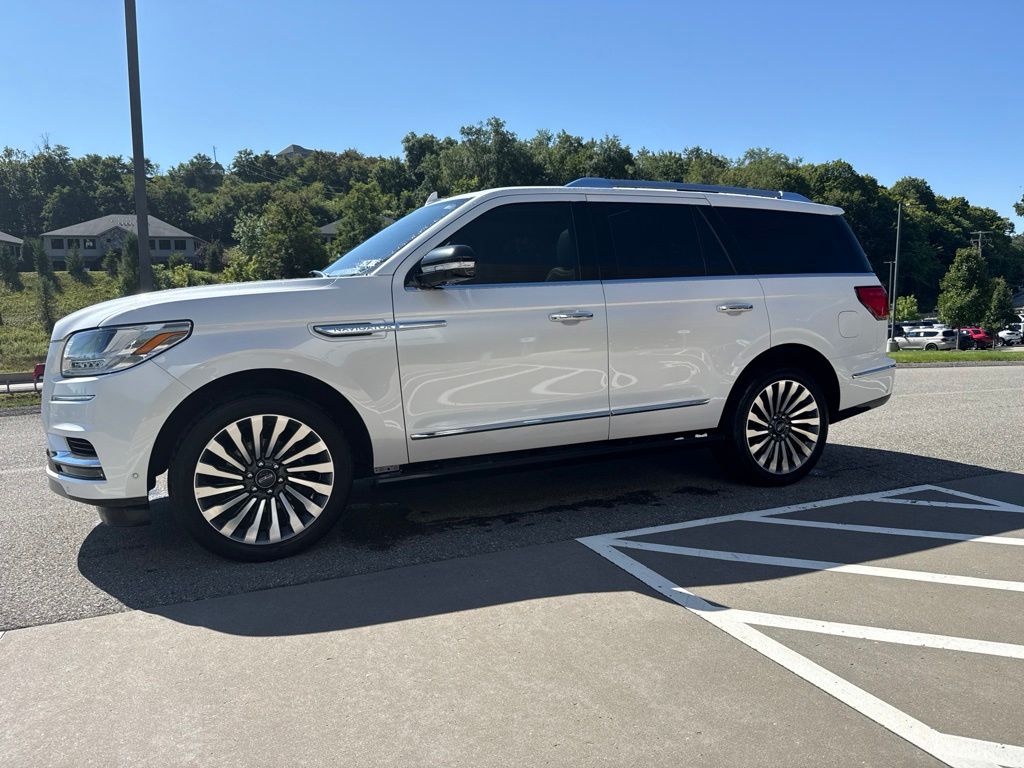 White Platinum Metallic Tri-Coat 2019 Lincoln Navigator SUV / Crossover Four-Wheel Drive Automatic