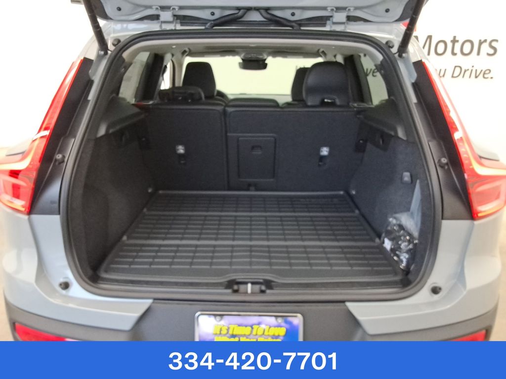 new 2025 Volvo XC40 car, priced at $37,599