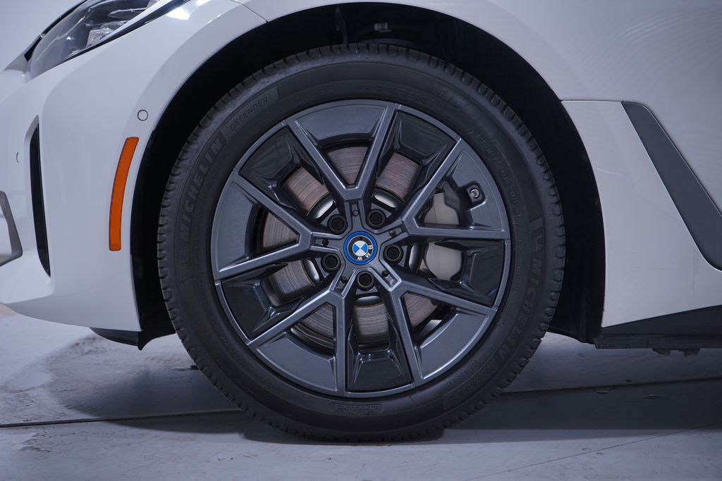Thumbnail: 2023 BMW i4 - 2