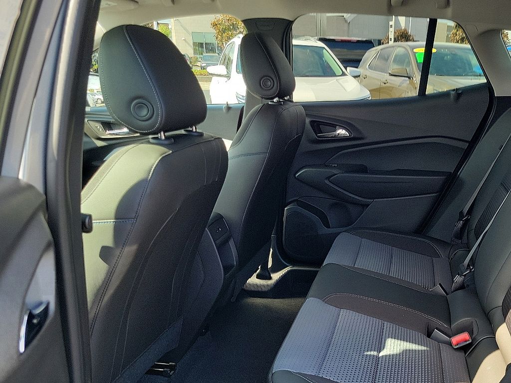2025 Chevrolet Trax LT 8