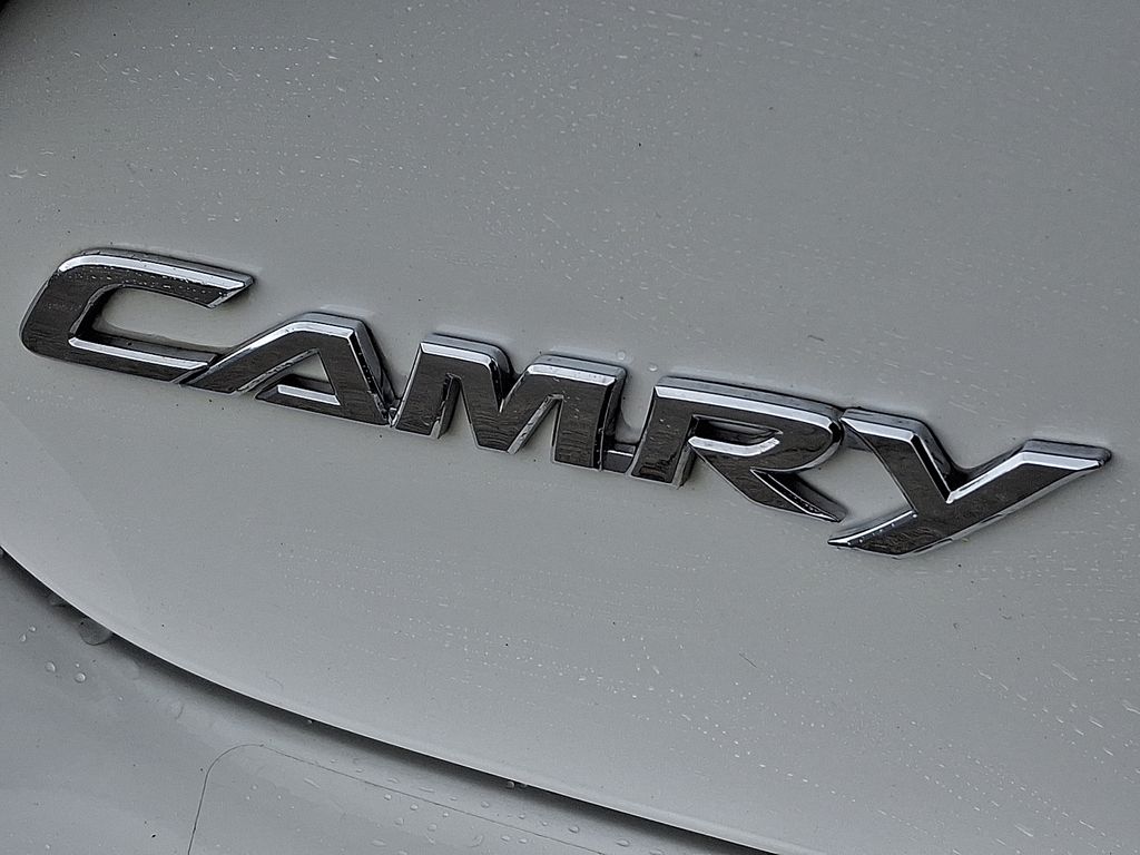 2017 Toyota Camry XLE 32