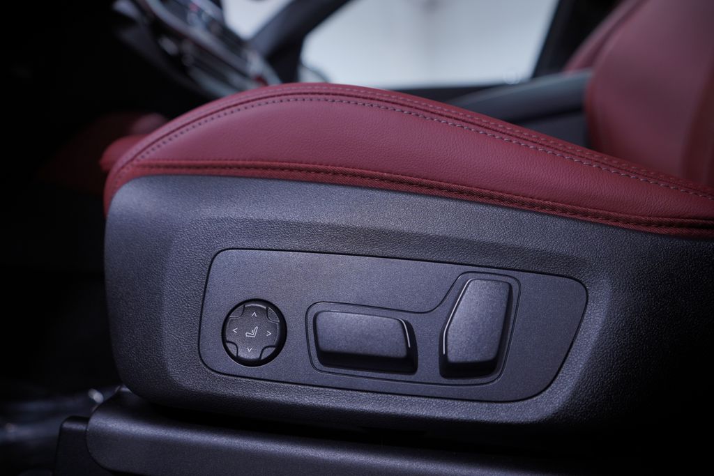 Thumbnail: 2025 BMW X4 - 12