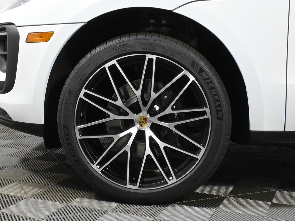 Thumbnail: 2026 Porsche Macan - 12