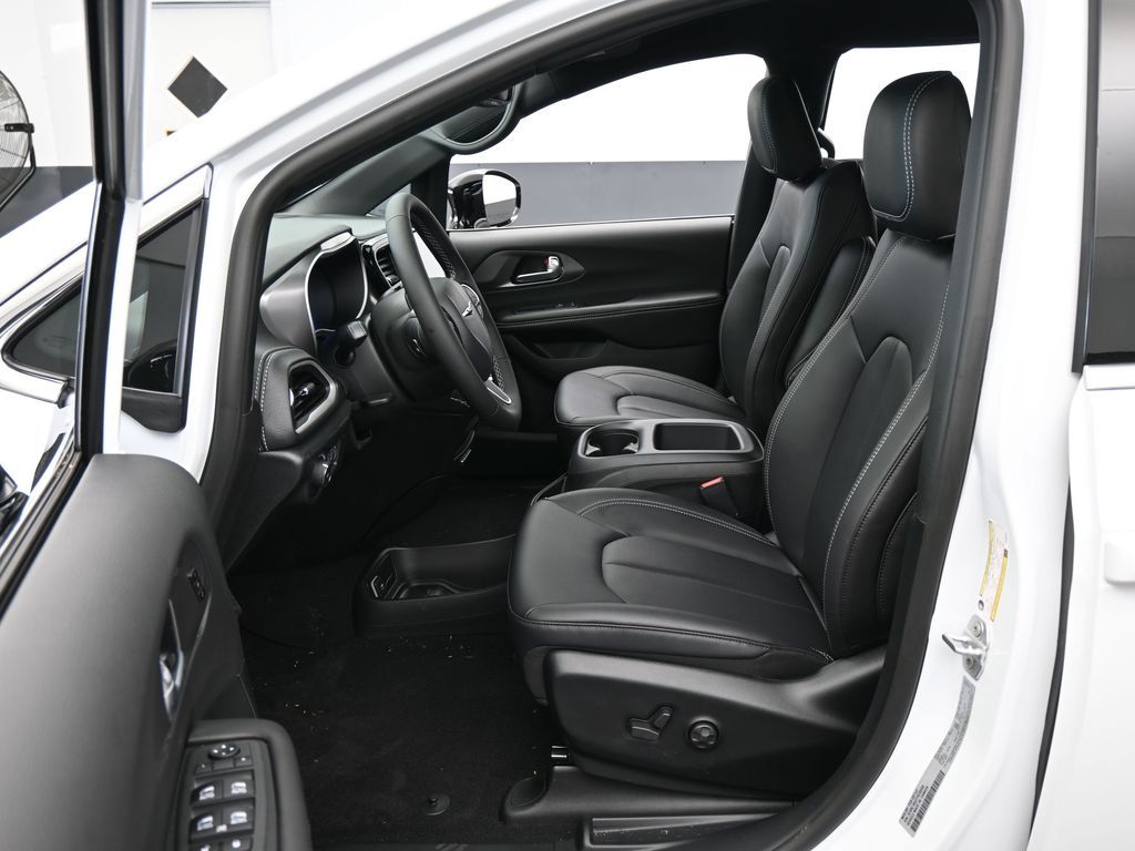 New 2026 Bright White Clearcoat Chrysler Select image 11