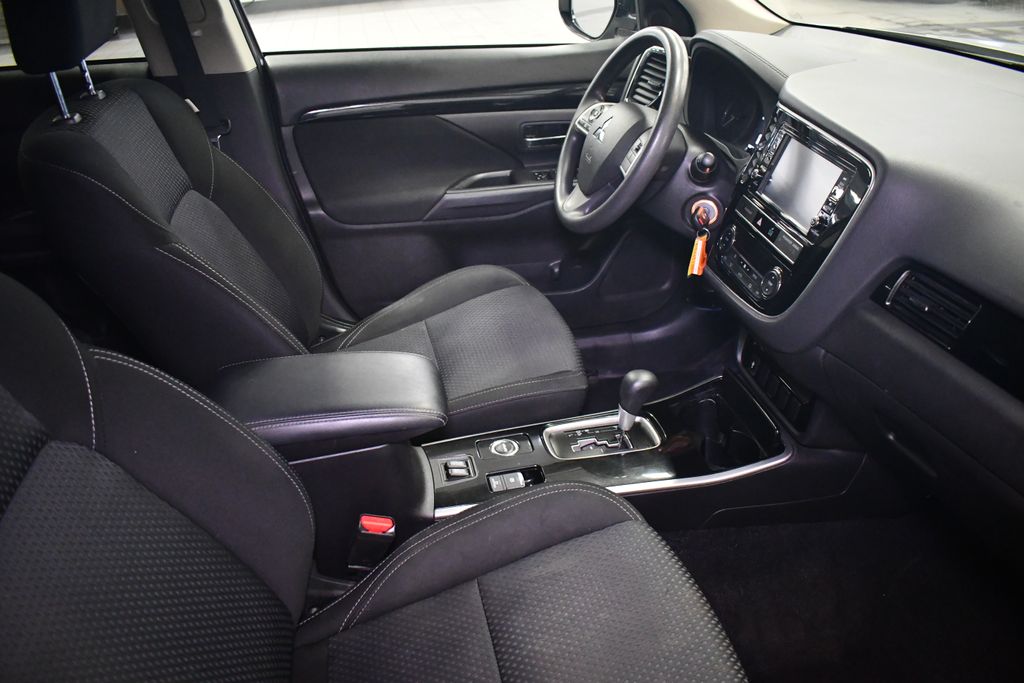 Thumbnail: 2019 Mitsubishi Outlander - 31