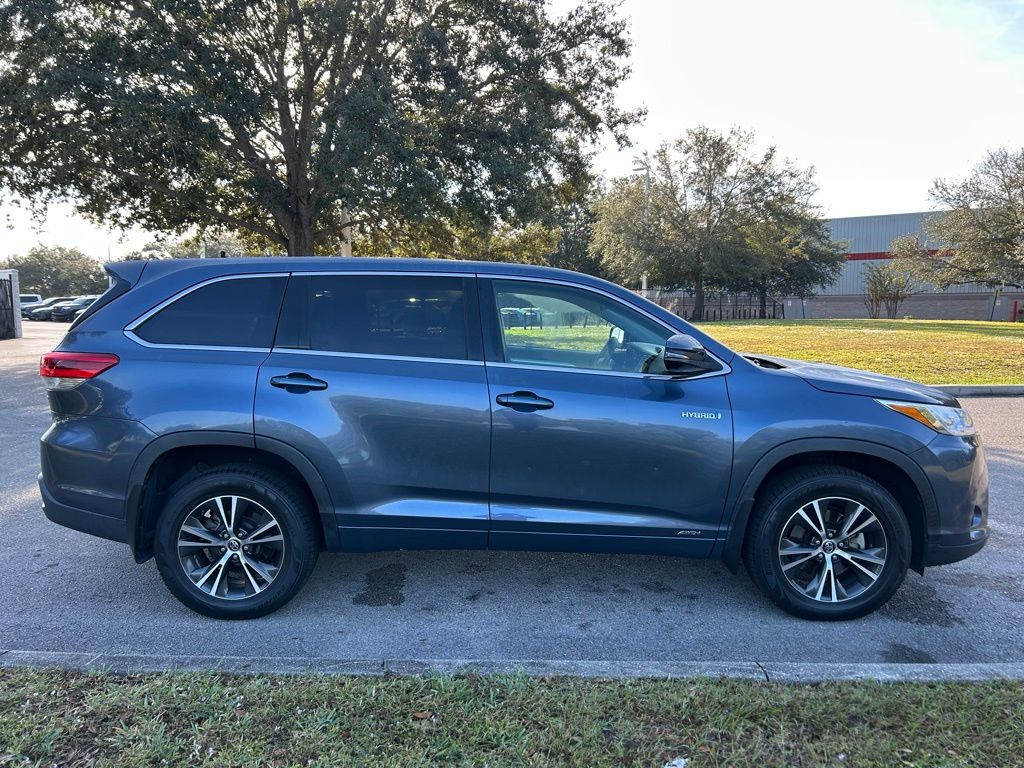 Thumbnail: 2017 Toyota Highlander - 6