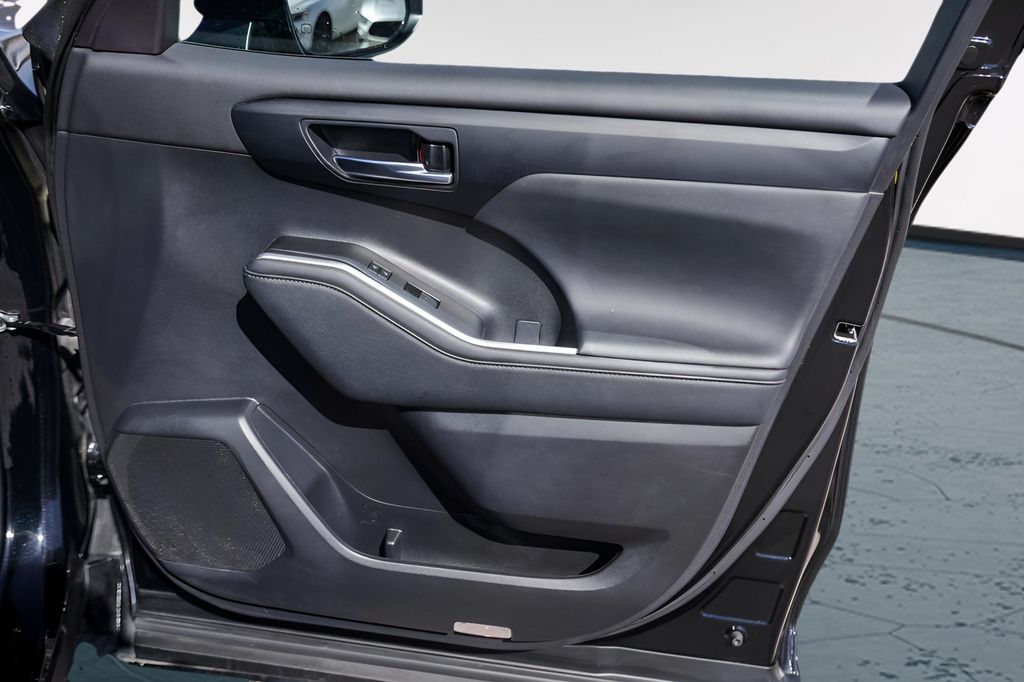 Used Car 2023 Toyota Highlander  Xle For Sale Under $35,000 In Austin, Texas