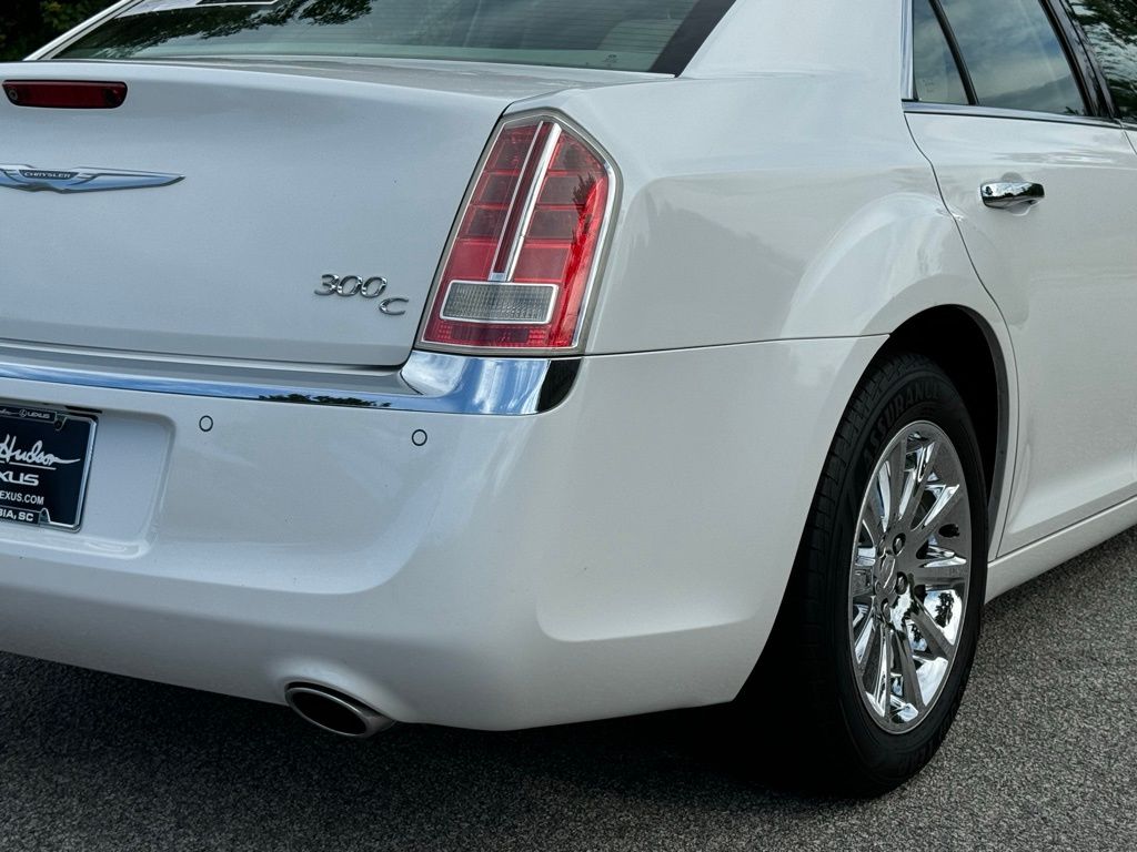 2014 Chrysler 300C Base 15